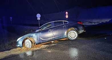 Opel w rowie na budowanym węźle S11. Kierowcy nie było-51030
