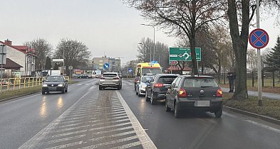 VW uderzył w tył mercedesa na Cieślaka.-51048