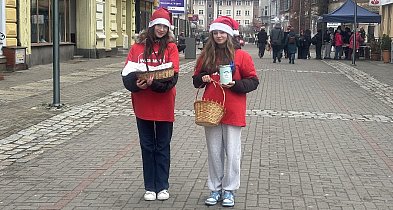 Drużyna Świętego Mikołaja kwestuje na szczecineckim deptaku-51060