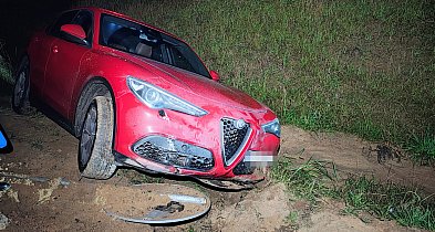 Groźnie wyglądające zdarzenie przy budowie S11. Alfa Romeo w rowie-51694