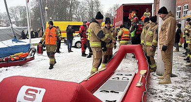 Lód pękał, sekundy decydowały. Tak ćwiczyli strażacy na Trzesiecku-52069