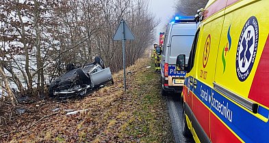 Wyprzedzanie zakończone wypadkiem. BMW na dachu-52117