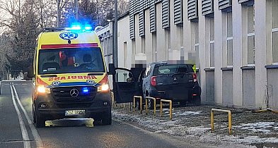 Groźnie na Wiatracznej. Auto uderzyło w budynek
