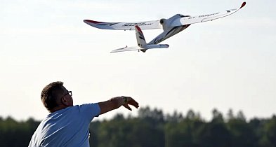 Piotr Pindral. Gdy dzieci uczą się latać – choć stoją twardo na ziemi