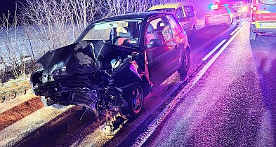 Nocny wypadek pod Szczecinkiem. Auto uderzyło w drzewo