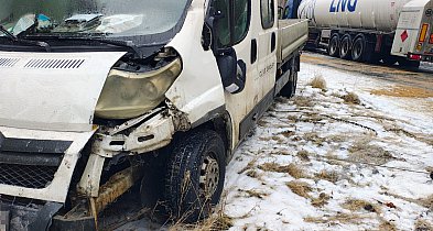 Bus uderzył w cysternę na oblodzonej drodze