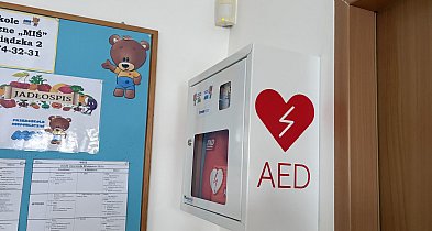 Kronospan przekazał defibrylator AED do przedszkola Miś