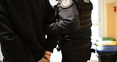 Ojciec i syn ruszyli na policjantów. Padły ciosy.