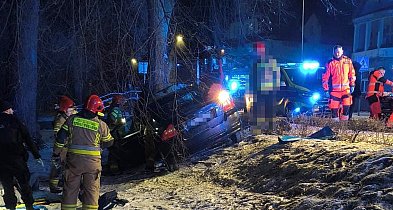 Volvo wbiło się w drzewo na Ordona. Dwie osoby w szpitalu