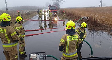 Nagłe ocieplenie. Woda zalewa drogi i posesje