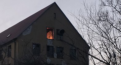 Ognisko na poddaszu. Musiała interweniować straż pożarna