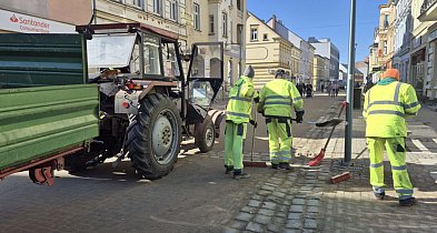 Szczecinek sprząta po zimie. Z ulic trzeba usunąć setki ton piachu