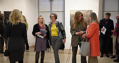 Sztuka pełna światła i refleksji. Nowa wystawa w Galerii „Zamek”