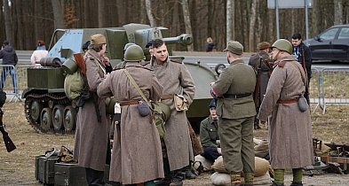 Tłumy przy bunkrze i żywa lekcja historii. Rekonstrukcja przyciągnęła tłumy