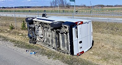 Zjechał z drogi i runął ze skarpy. Groźnie przy węźle S11