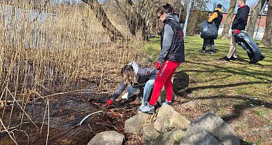 Jedni śmiecą, inni sprzątają. Wodniacy ruszyli z workami