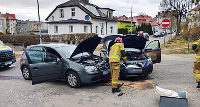 Zderzenie dwóch aut na skrzyżowaniu. Jedno nie ustąpiło pierwszeństwa