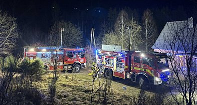 Nocny pożar w gminie Grzmiąca. Ogień strawił budynki i samochód