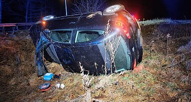 Dachowanie pod Szczecinkiem. Cztery młode osoby w środku