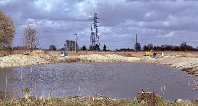 Ludzkie kości i fragmenty ubrania nad stawem. Śledztwo trwa