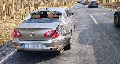 Zderzenie trzech aut na DK11. Błąd przy włączaniu się do ruchu