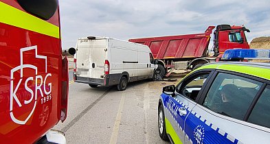 Zderzenie busa z ciężarówką na S11 pod Szczecinkiem.