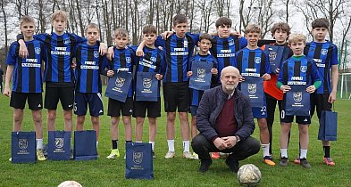 Samorząd stawia na młodych piłkarzy. Są nowe stroje dla AP Szczecinek