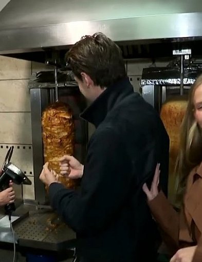 Karolina Pisarek podarowała mamie lokal z kebabem.-49884