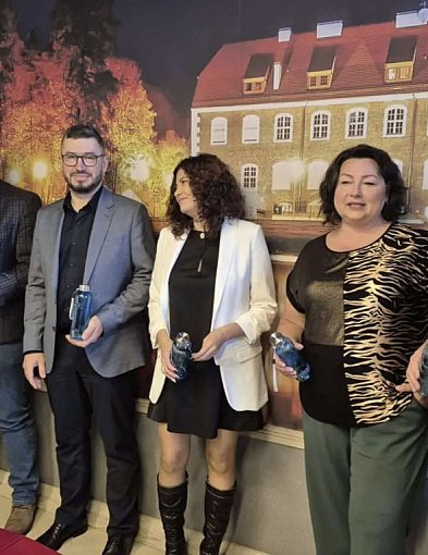 Wodociągi rozdają butelki. Firmy komunalne stawiają na „kranówkę”.-50064