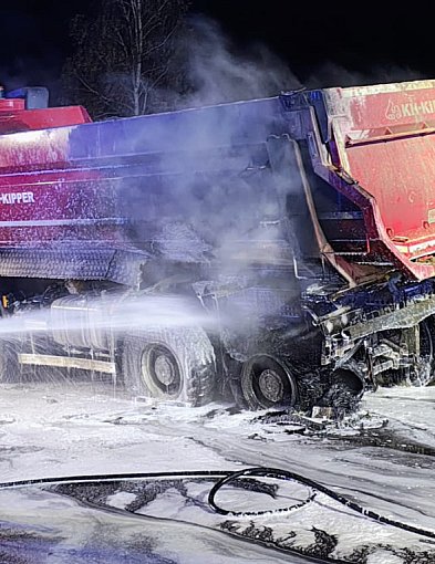 Pożar ciężarówki przy „Sokolniku”! Kierowcy ruszyli z gaśnicami-50333