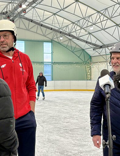 Minister sportu na szczecineckim lodowisku.-50357