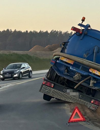 Beczkowóz zsunął się do rowu. Utrudnienia w ruchu.-50528