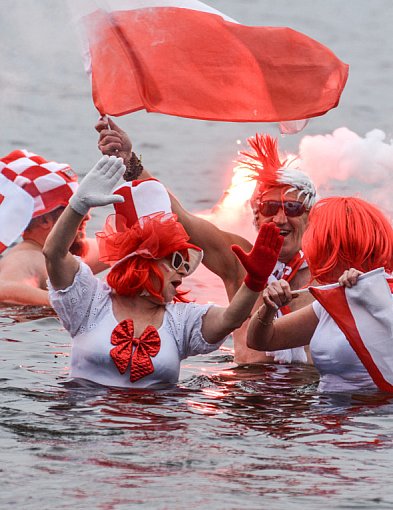 Morsy uczciły Święto Niepodległości w chłodnych wodach Trzesiecka-50582