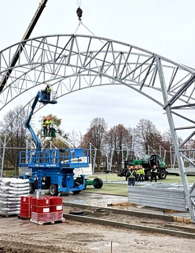 Miliony złotych i tempo ekspresowe. Stalowa konstrukcja już nad boiskiem-50675