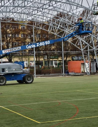 Ta konstrukcja robi wrażenie. Tak rośnie nowe boisko ZST-50856