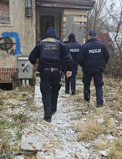 Służby patrolują miasto i pomagają bezdomnym przed zimą.-50919