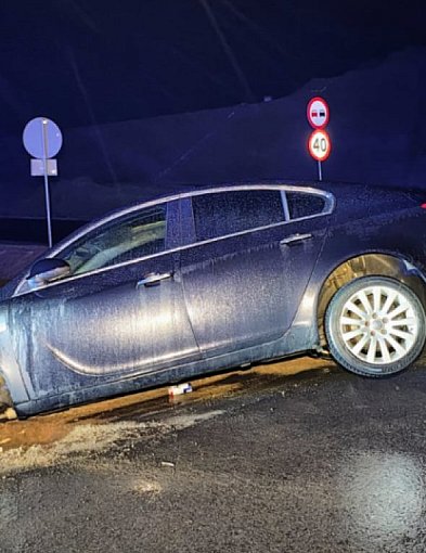 Opel w rowie na budowanym węźle S11. Kierowcy nie było-51030