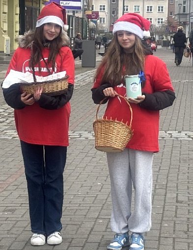 Drużyna Świętego Mikołaja kwestuje na szczecineckim deptaku-51060