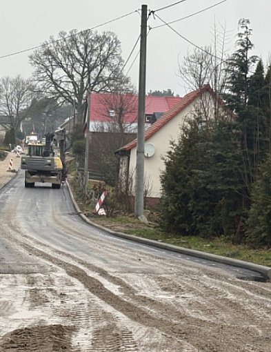 Spore: ruszyło układanie asfaltu na remontowanych drogach-51225