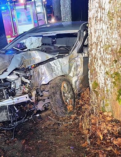 Poważny wypadek pod Storkowem. Opel uderzył w drzewo-51441