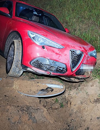Groźnie wyglądające zdarzenie przy budowie S11. Alfa Romeo w rowie-51694