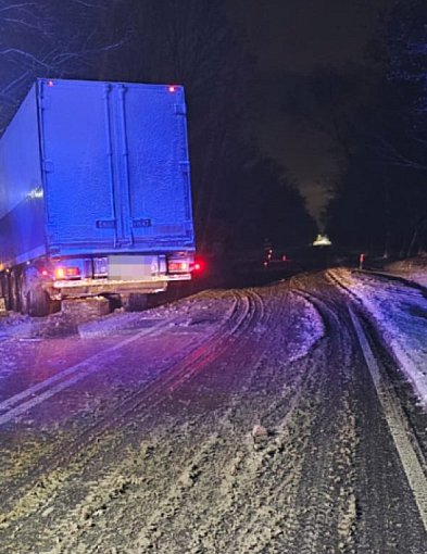 Poślizg za poślizgiem. Zima pokazuje kierowcom swoją siłę-51841