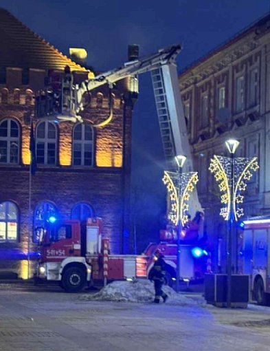 Wozy strażackie pod ratuszem. To nie był pożar urzędu-52132