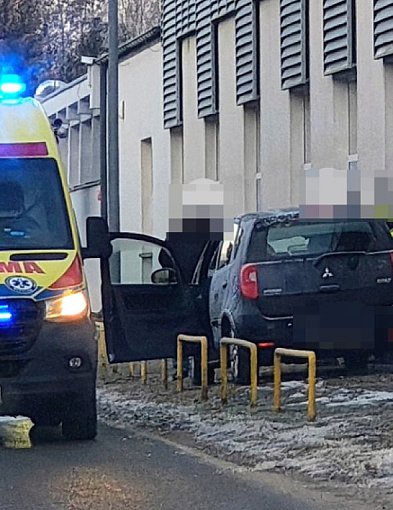 Groźnie na Wiatracznej. Auto uderzyło w budynek