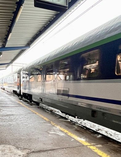 Oblodzenie sieci trakcyjnej. Opóźnione i odwołane pociągi