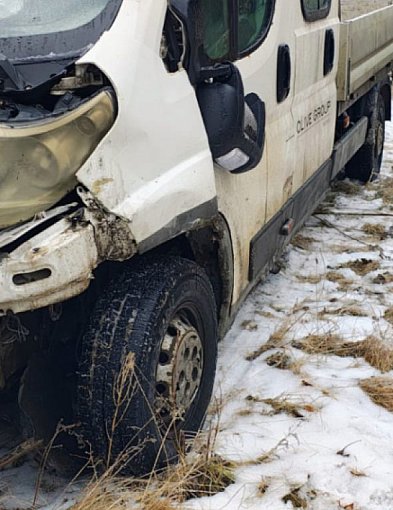 Bus uderzył w cysternę na oblodzonej drodze