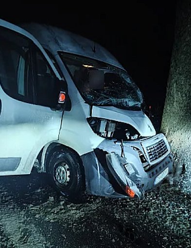 Poślizg i drzewo. Groźny poranek na DW172