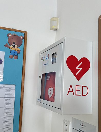 Kronospan przekazał defibrylator AED do przedszkola Miś
