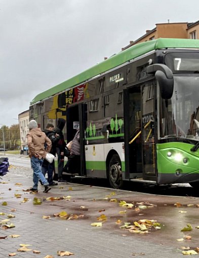 Darmowe przejazdy dla uczniów? Tak, ale najpierw płatne parkingi