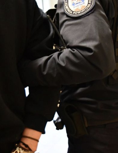 Ojciec i syn ruszyli na policjantów. Padły ciosy.